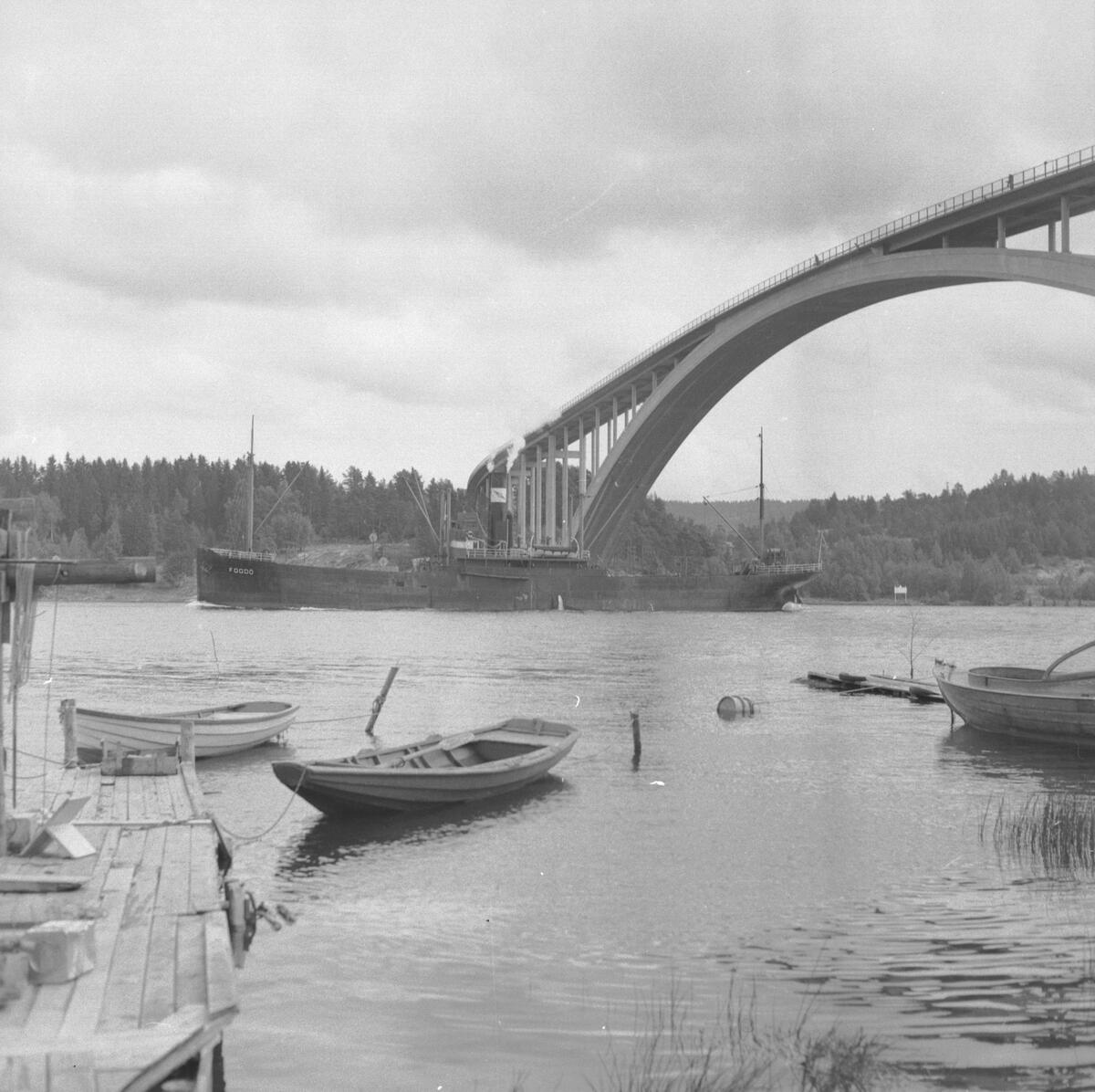 Fartyget Fogdö vid Sandöbron
