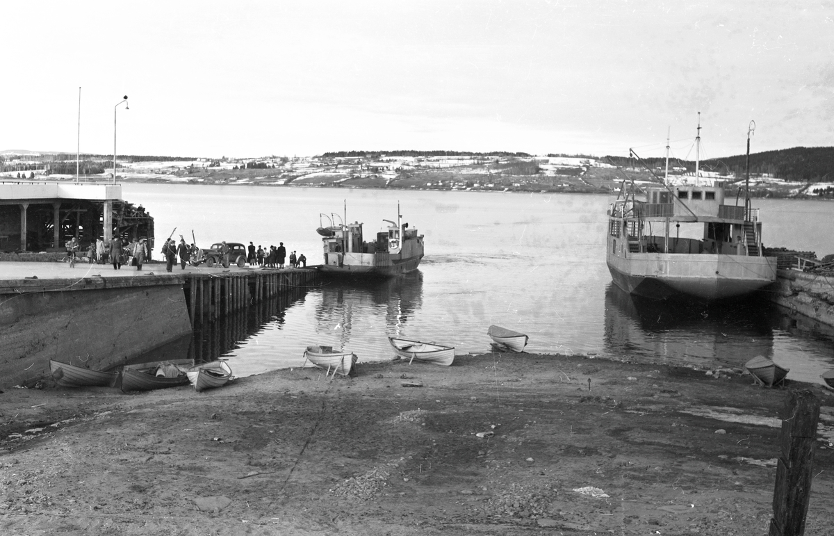 M/F Mjøsfærgen til venstre og M/F Mjøsfærgen II til Høyre.