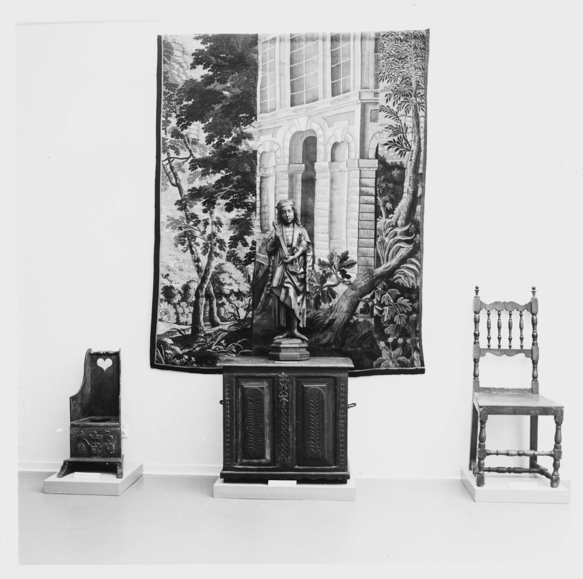 Utställningen om Nils Edward Björkmans omfattande donation av konst och konstföremål från olika tider och olika delar av världen.