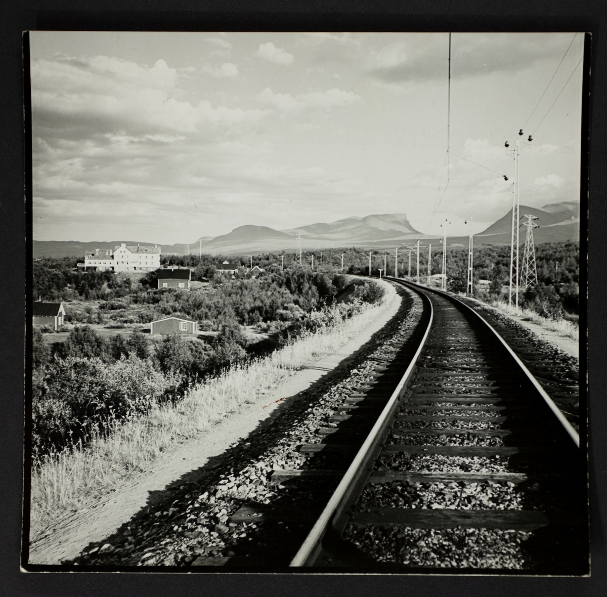 Järnvägslinjen, fotograferad från foten av Njullá, juli 1937.