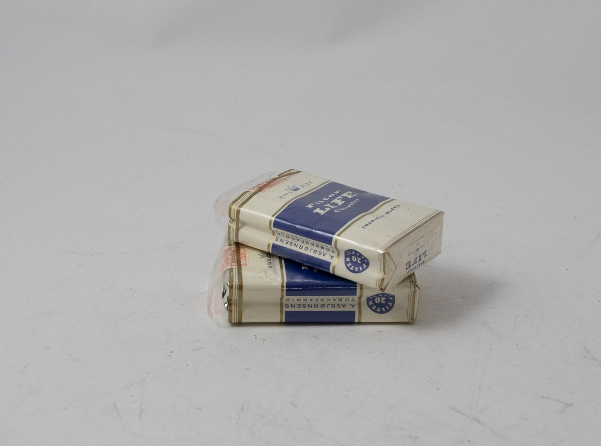 Pakke med sigaretter. Blå og hvit papirpakning