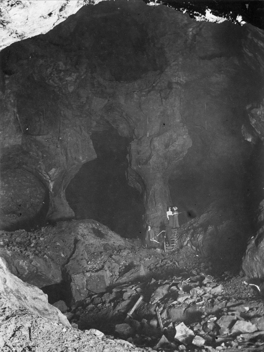 To kvinner og to menn i stort gruverom i Dragset gruve.