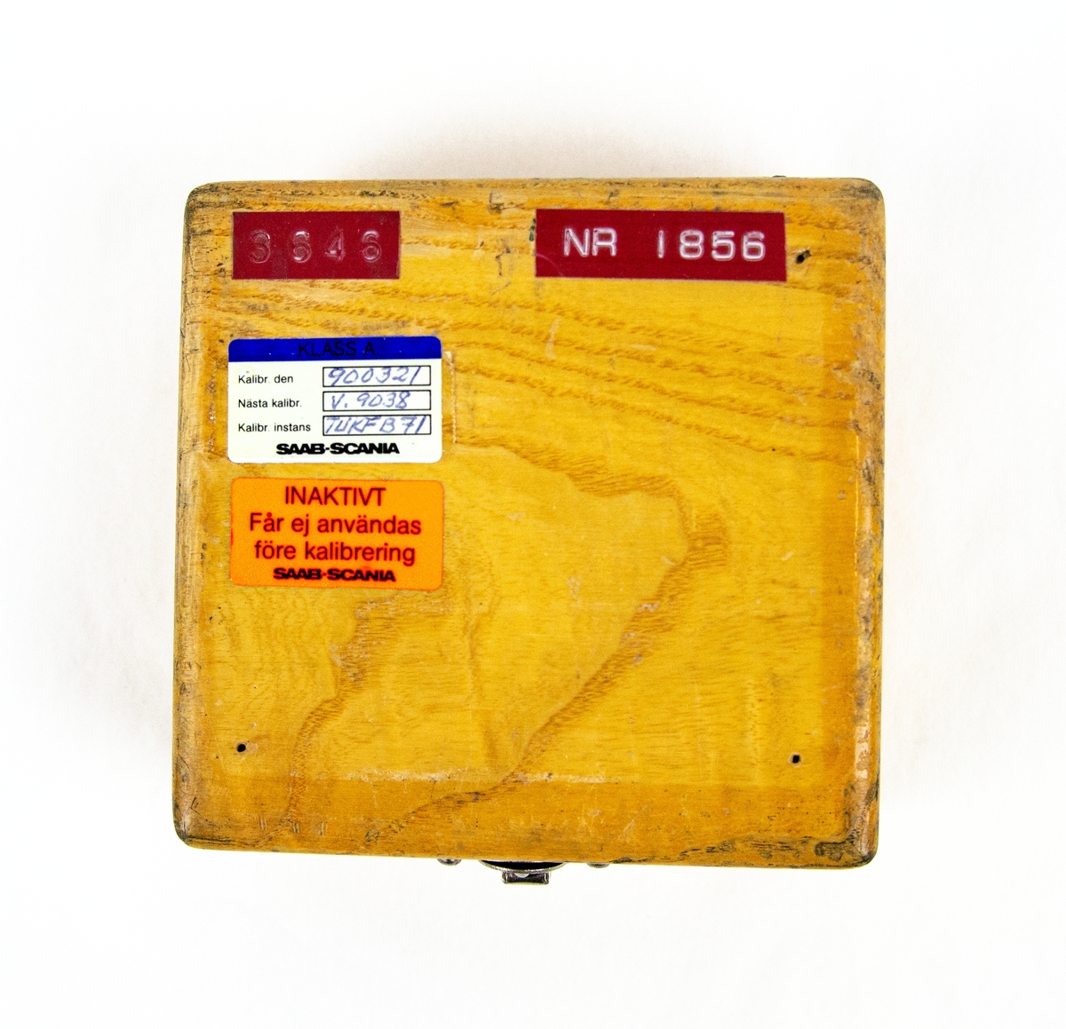Linspänningsmätare T5-2002-103-00. Tillverkad av Pacific Scientific Company. Förvarad i en kvadratisk trälåda med ett tillhörande diagram- och instruktionsblad.