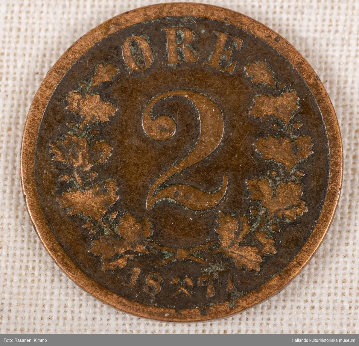 Mynt av koppar. 2 ØRE (öre).1877Oscar II:s namnchiffer (teckning)