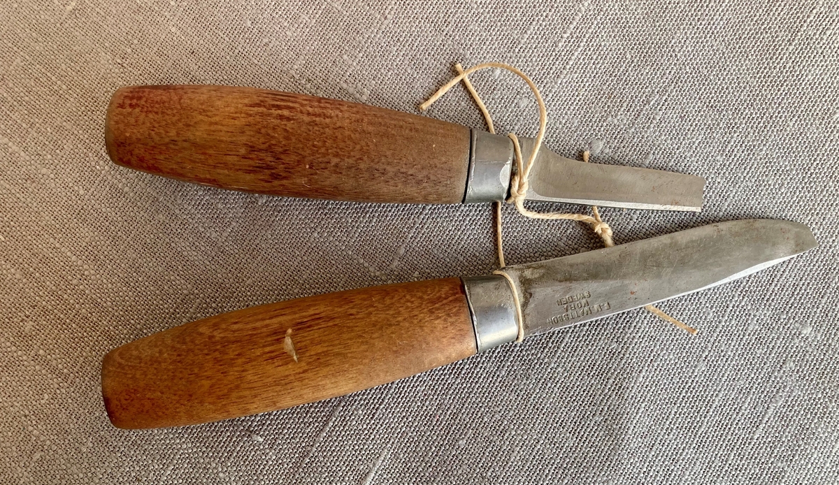To tollekniver med treskaft. Bladet på den ene kniven er brukket omtrent midt på.