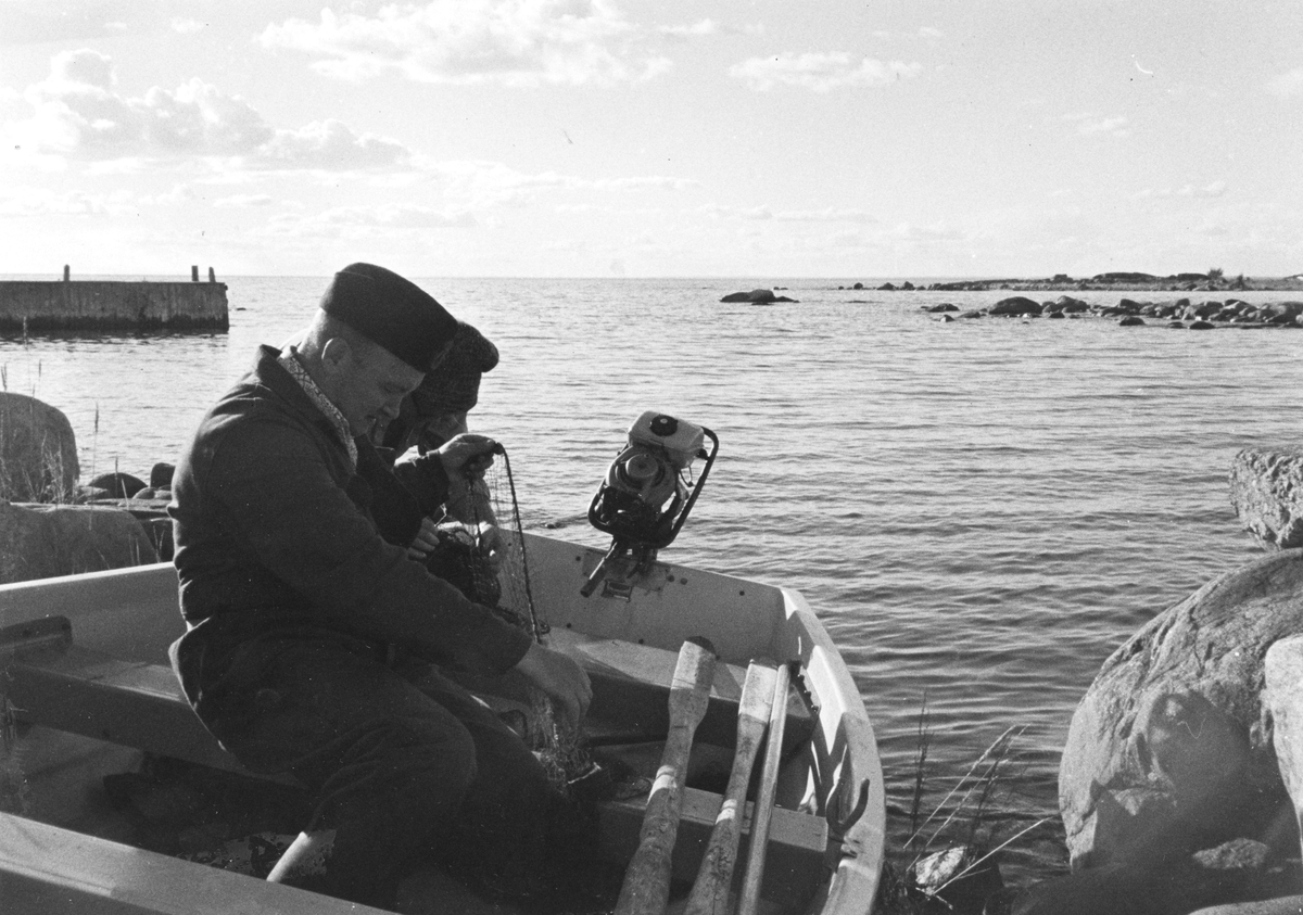 Fyrmästare Erland Larsson vid Holmögadd i sin båt vid Kolahusviken.