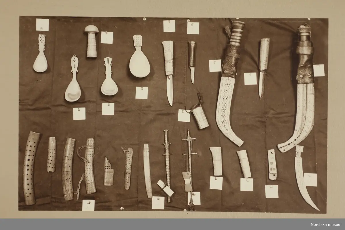 Utställda samiska föremål. Knivar och skedar. L.A. 717