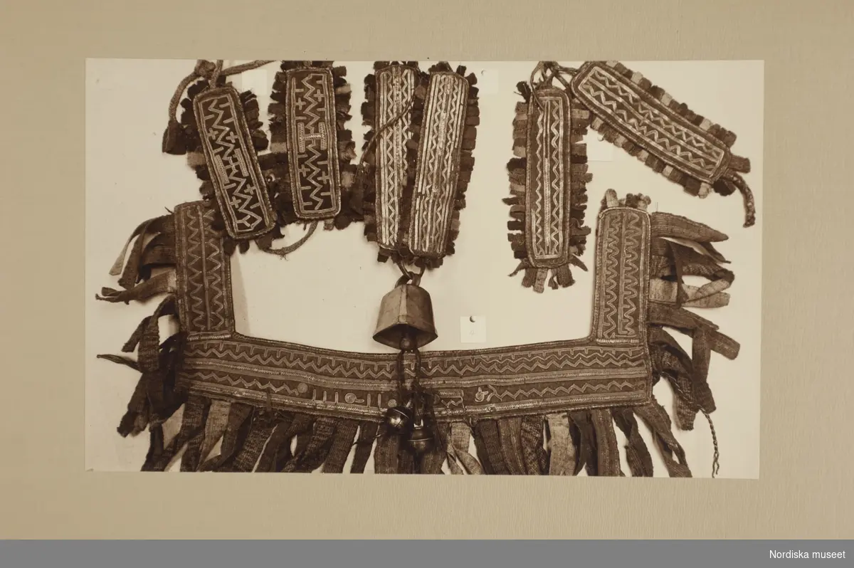 Utställda samiska föremål. Textil och tennarbete. L.A. 717