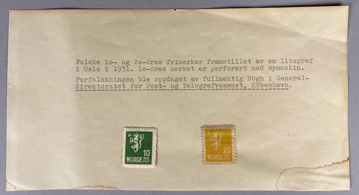 To falske frimerker med ulik verdi, motiv av løve med øks. Frimerkene er festet på et papirark med skrevet informasjon.