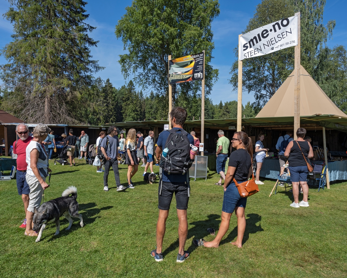 Besøkende under De Nordiske Jakt- og Fiskedager 2022 på Anno Norsk Skogmuseum i Elverum, Innlandet. Fra Knivtorget.