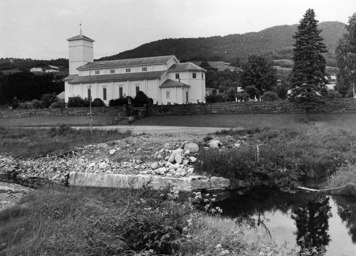 Foto av Nesset kirke i Eidsvåg, Romsdalen. Bygget er en langkirke i tre fra 1878.
