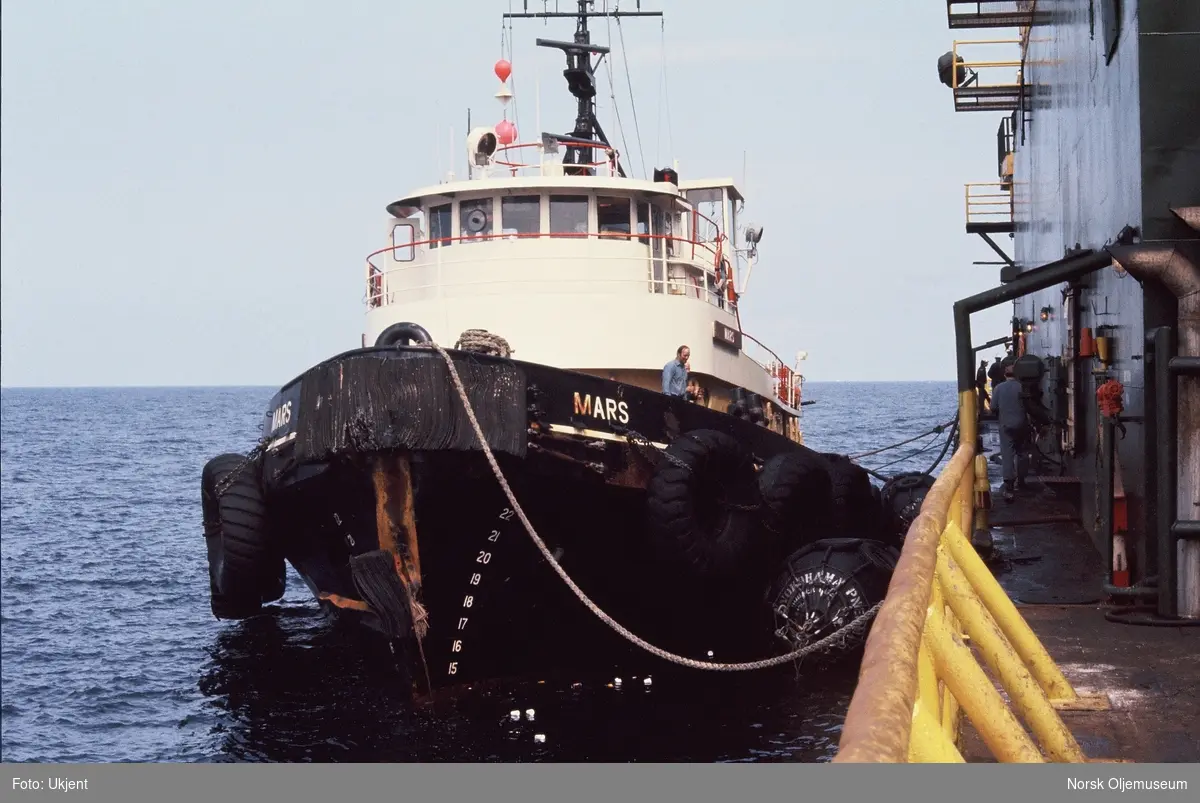 Slepebåten "Mars" er fortøyd til et arbeidsskip. Fenderne er fra produsenten "Yokohama".