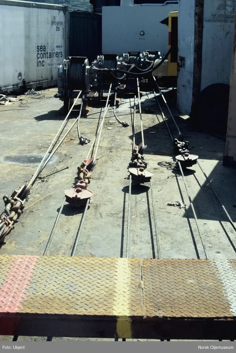 Løftesystem med taljer, bommer og vaiere for montering av et undervannsanlegg fra en båt eller lekter.
