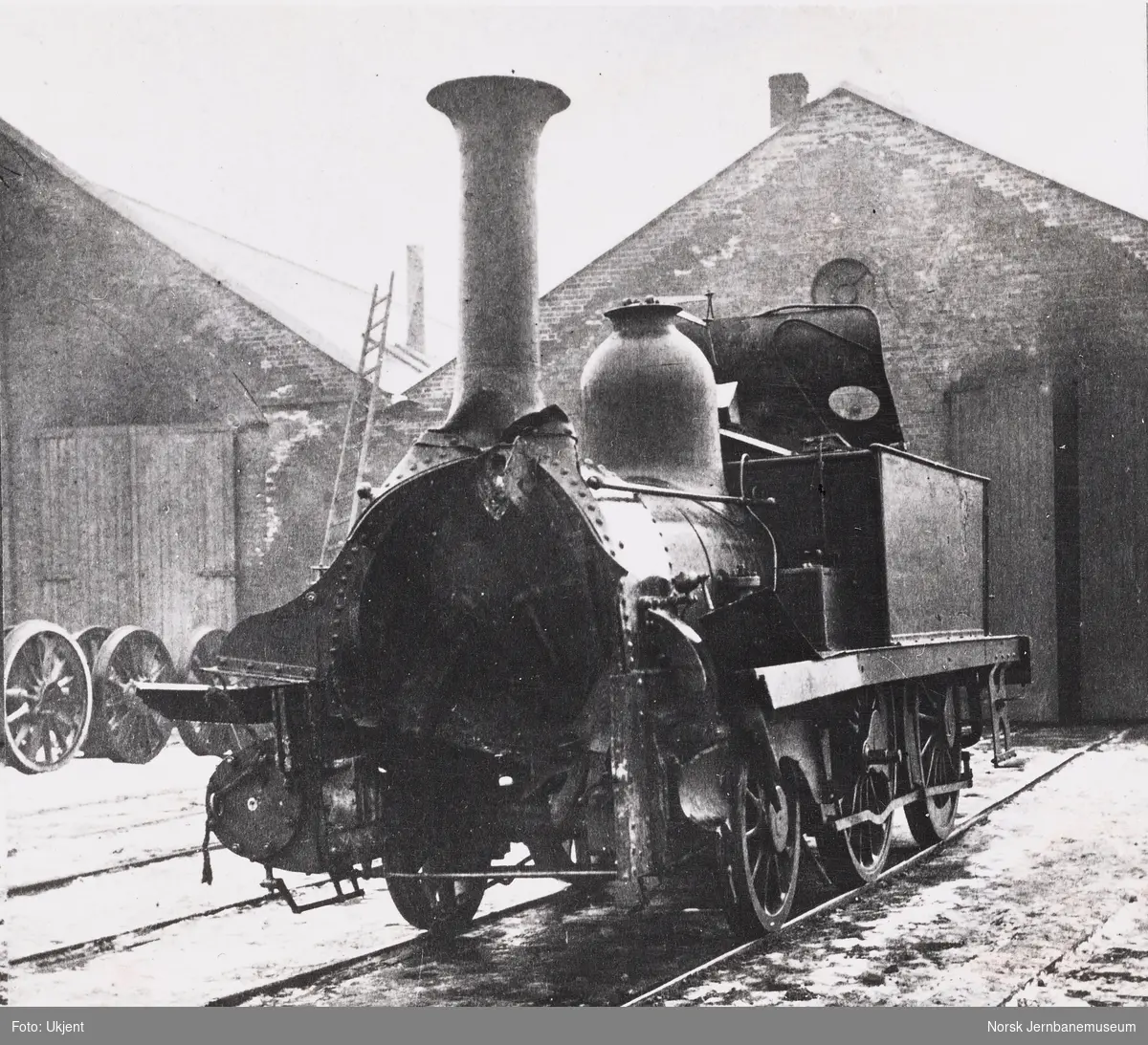 Skadet damplokomotiv type 1a nr. 14 utenfor lokomotivstallen på Kongsvinger etter togsammenstøtet ved Åbogen 4. mars 1873