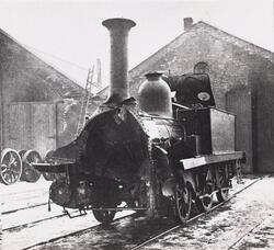 Skadet damplokomotiv type 1a nr. 14 utenfor lokomotivstallen