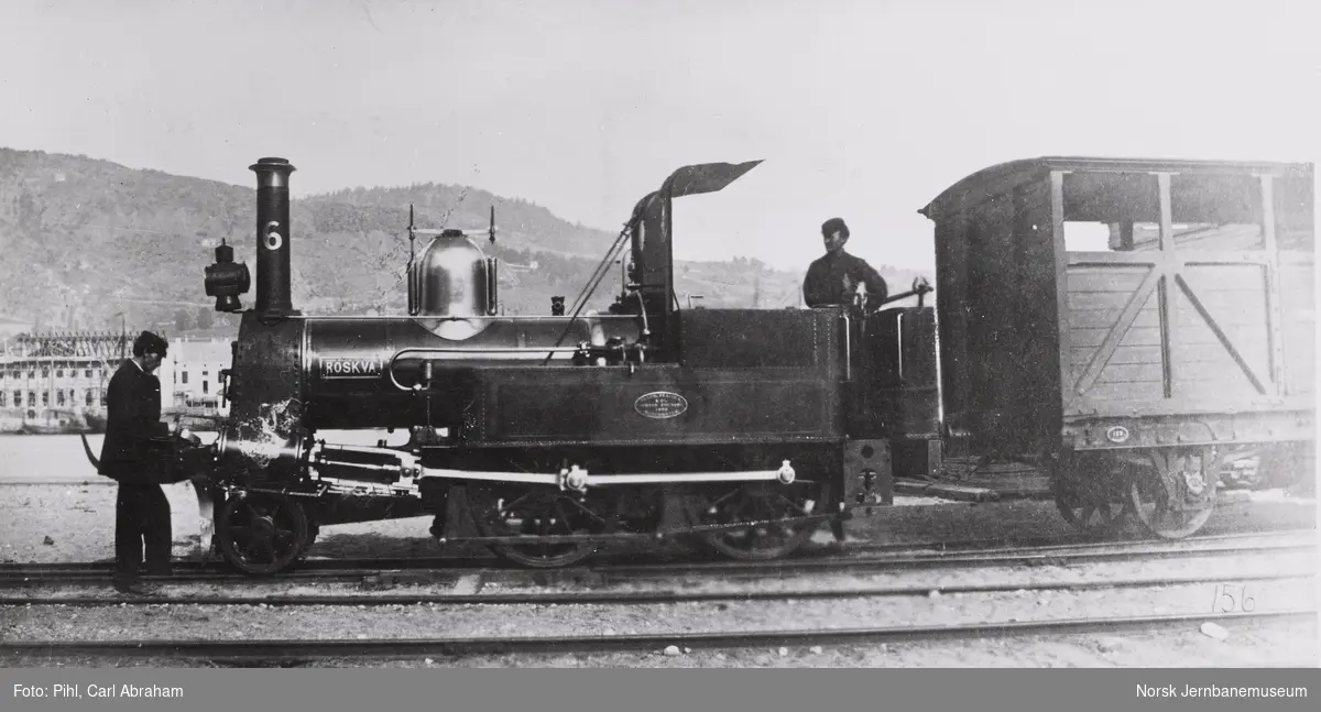 Smalsporet damplokomotiv type III nr. 6 "Røskva" foran godsvogn nr. 139 på Drammen stasjon