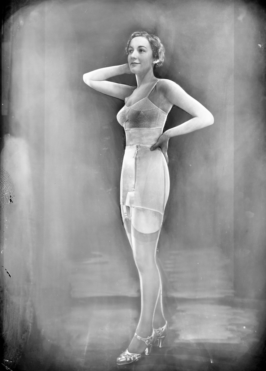 Motefoto for Okko Konfeksjon. Kvinnelig modell viser fram undertøy i studio.