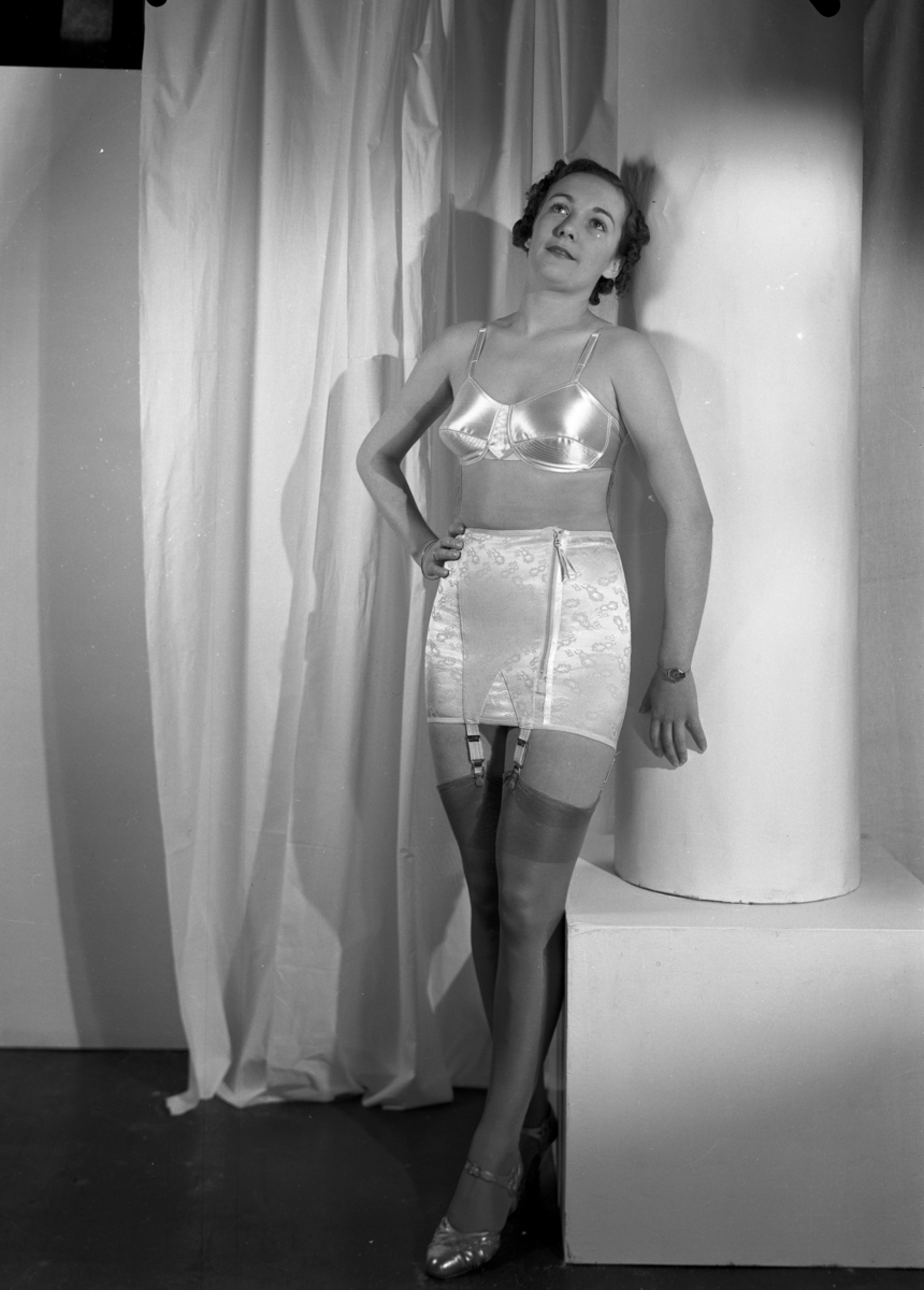 Motefoto for Okko Konfeksjon. Kvinnelig modell viser fram undertøy i studio.
