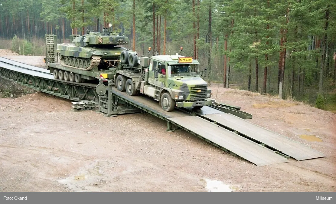 Stridsvagn 122 upplastad på stridsvagndragbil. Krigsbro 5 (KB 5).