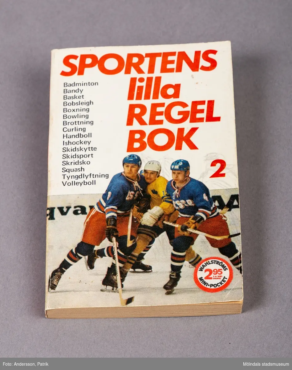 En bok som förklarar regler för olika vintersporter.