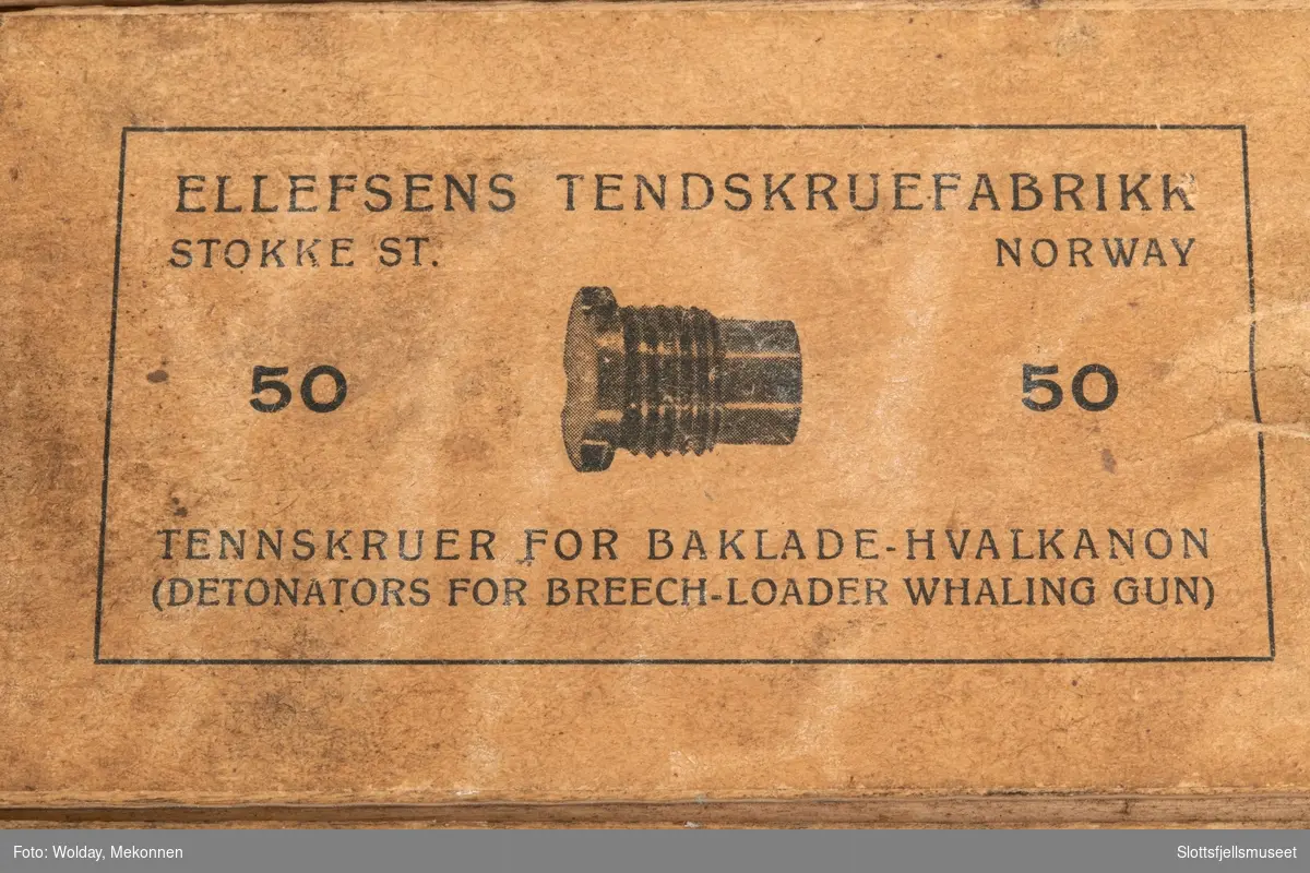 Treeske med skyvelokk, papirmerke med følgende påskrift (trykk): ELLEFSENS TENDSKRUEFABRIKK, STOKKE ST., NORWAY. 50 TENNSKRUER FOR BAKLADE-HVALKANON (DETONATORS FOR BREECH-LOADER WHALING GUN), samt bildet av en tennskrue.
Esken inneholder dessuten én stk tennskrue.