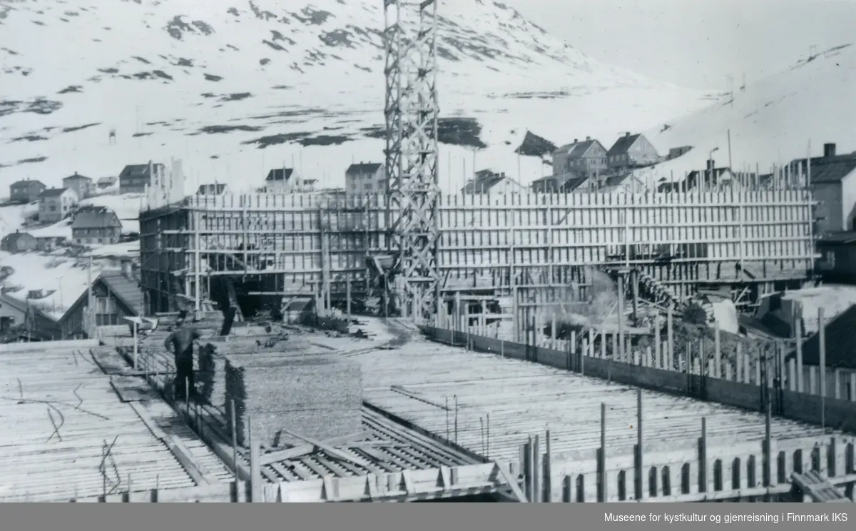 Bygging av Honningsvåg skole. Veggene til klassefløyens 1. etasje støpes. 28.04.1953.