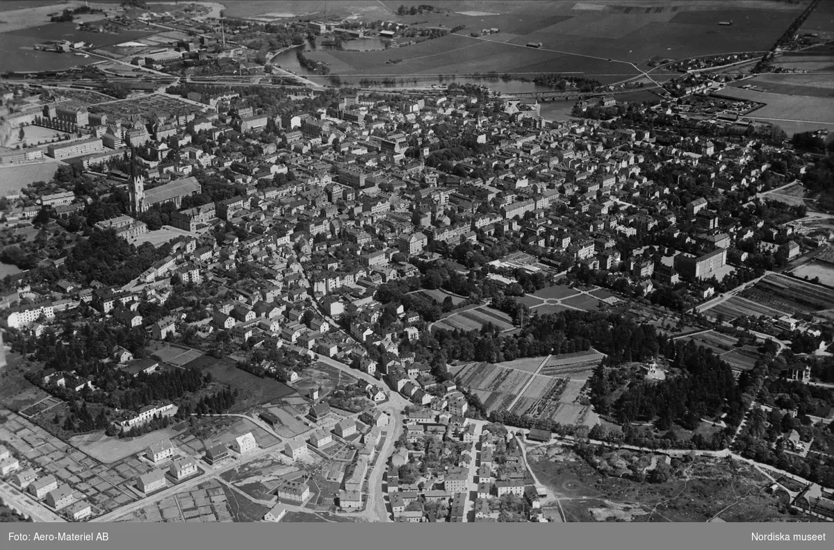 Flygbild över Linköping stad med den närmaste omgivningen, bebyggelse och gatunät.