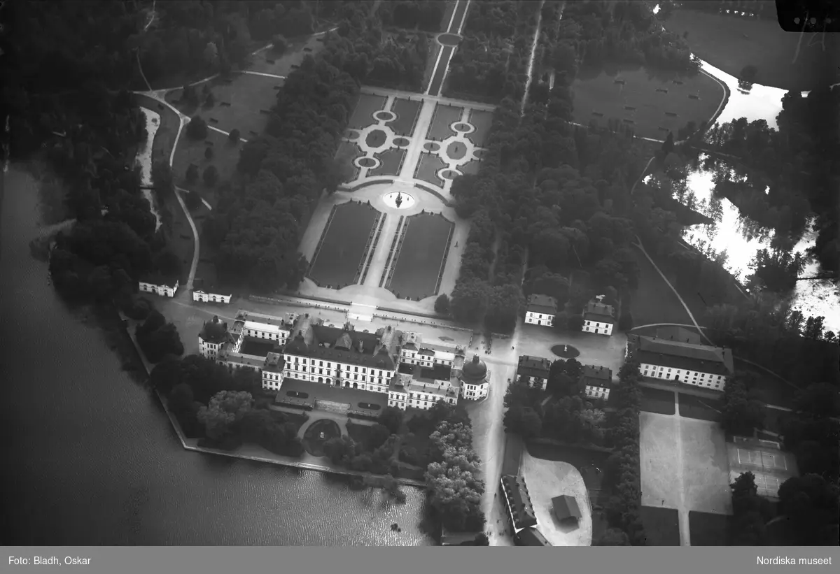 Flygfoto över Drottningholms slott och park, flygfoto. Höhässjor på åkrarna intill.