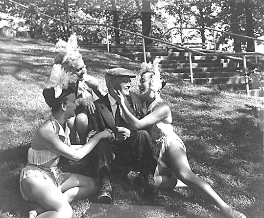 Parkbesökare omsvärmad av damer ur Chinabaletten, parkfesten 1957 i Västerås.
