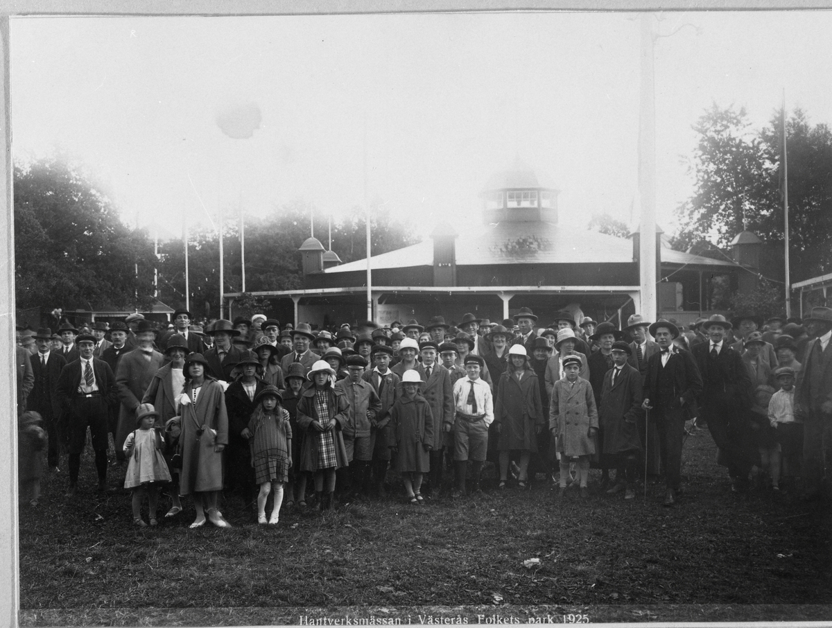 Publik vid hantverksmässan, Västerås Folkets park, 1925.