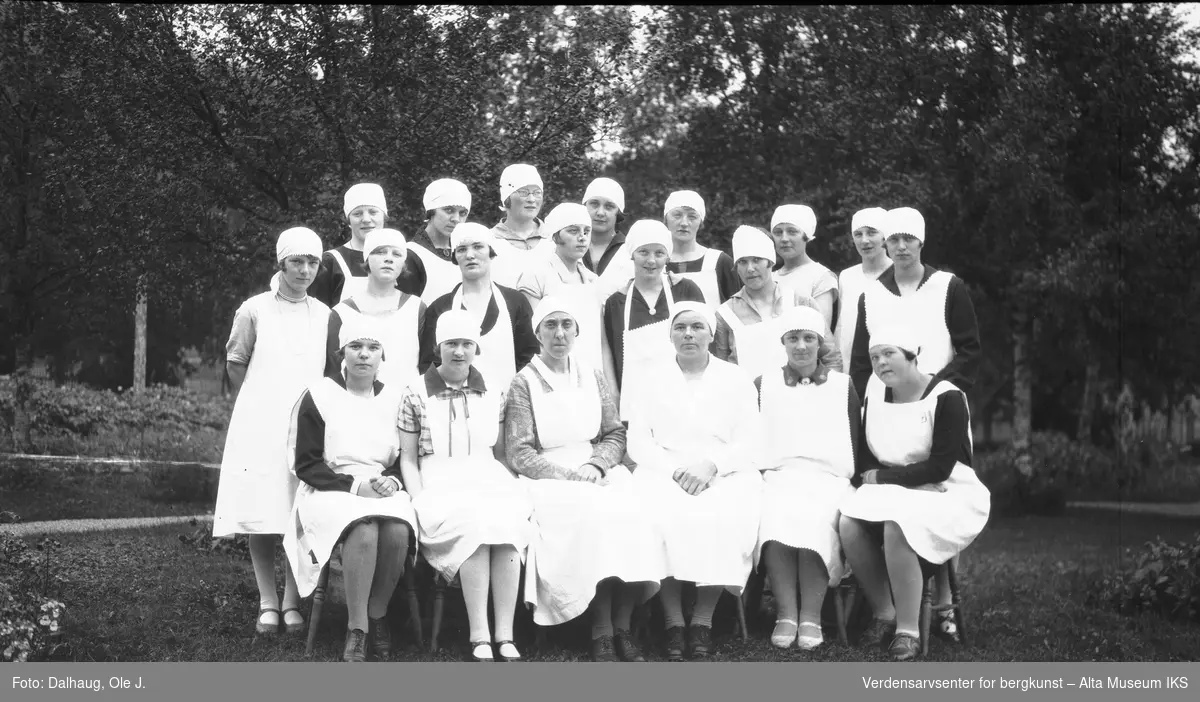 Husmorskolen i Kåfjord, gruppebilde av elever. Oles tekst: Husmødre 1929/30 - På plenen.