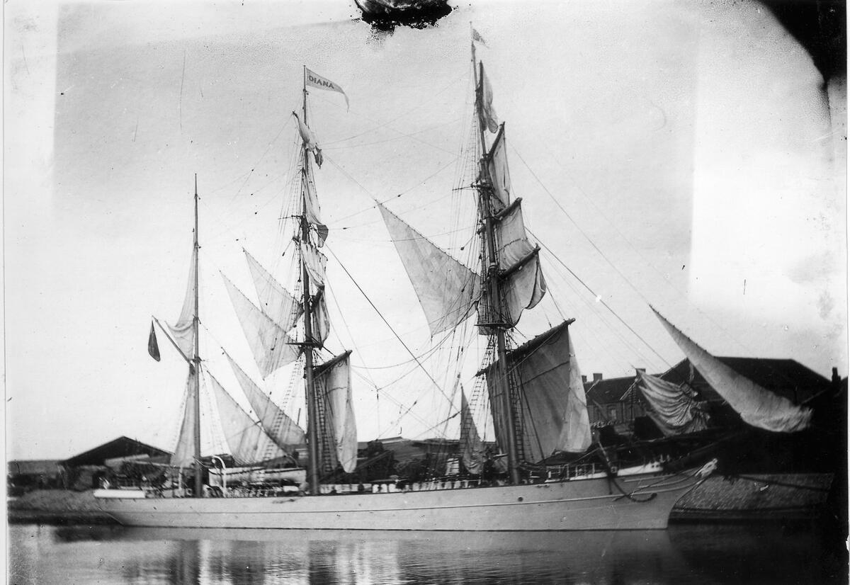 Fartyget Diana vid lastageplats i Ådalen