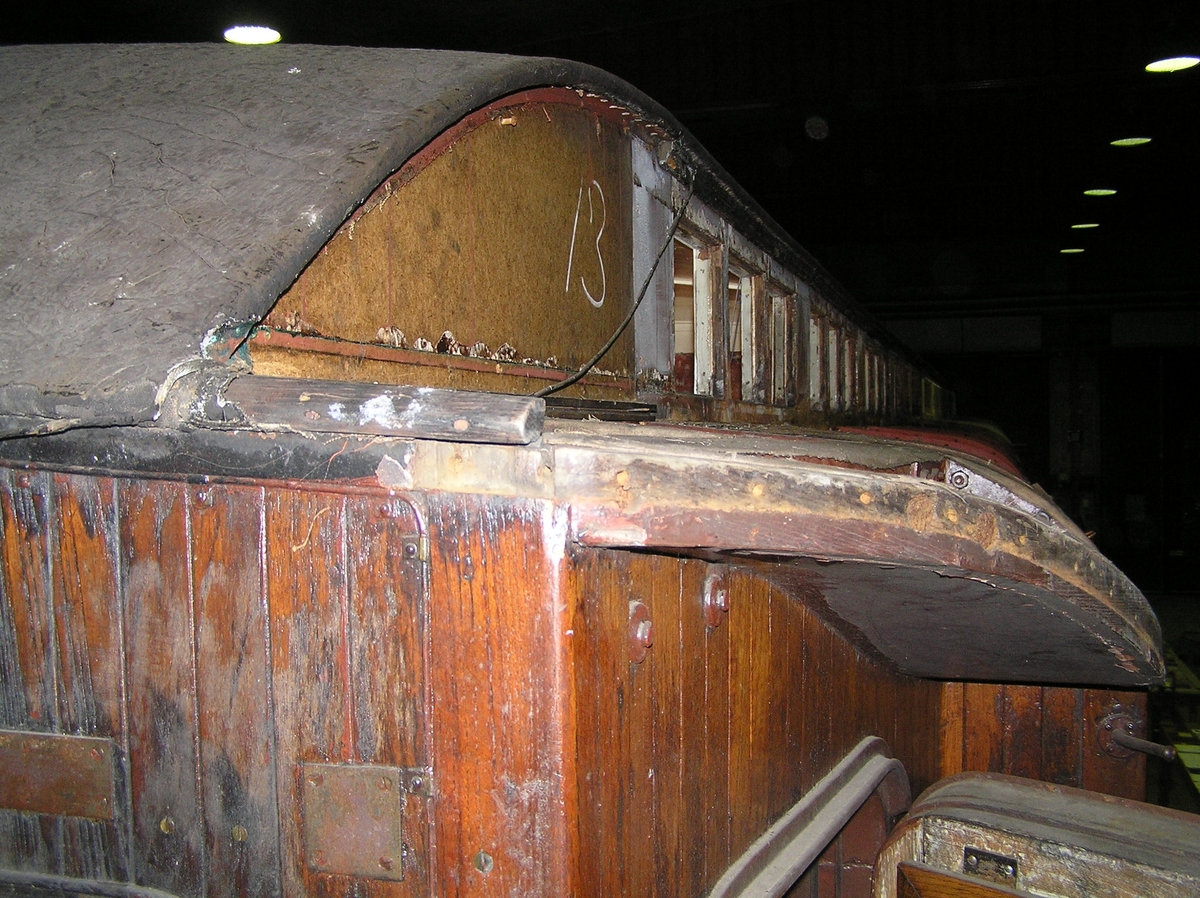 Restaurangvagn SJ ABo3a nr 2702.

Restaurangvagn av 1913 års modell. Vagnen har restaurerats i Järnvägsmuseets egen verkstad mellan 2009 till 2024 till nära originalutförande, efter efter att ha tömts på i princip all inredning 1965. Stora inslag av rekonstruktioner men med tidstypiska material och metoder. Hela inredningen har rekonstrueras efter äldre ritningar och fotografier, ett dörrparti från en samtida vagn som skrotats har dock kunnat återanvändas. 
Nybyggda fönster. Teakpanelen utvändigt är till större del original, panelen har demonterats, skrapats och återmonterats.