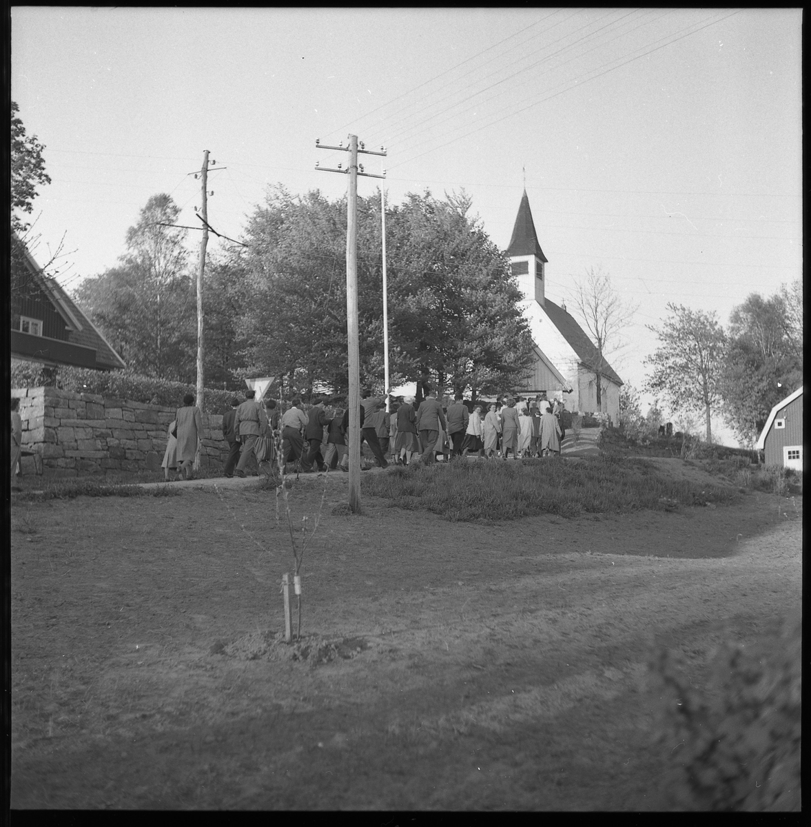 Vandring till Hols kyrka. Maj 1951