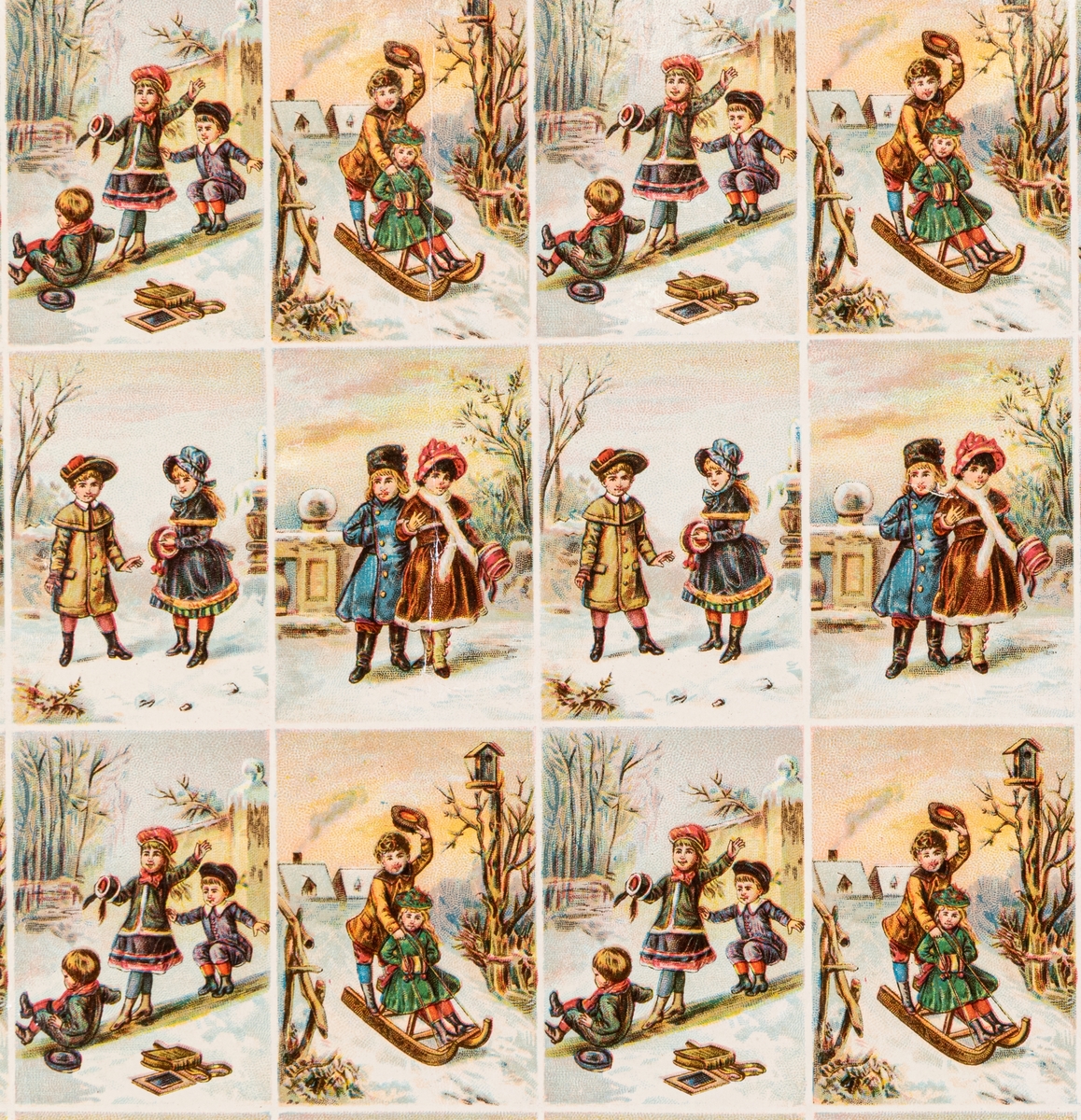 Små bilder föreställande barn i vinterlandskap. Tryckta på glanspapper. Har använts för att dekorera karamellpapper.