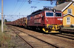 Elektrisk lokomotiv El 14 2186 med godstog retning Halden i 