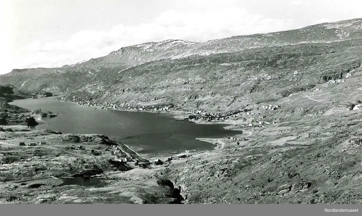 Natur. 
Sulitjelma sett fra øst. Til venstre i forgrunnen av bildet ser vi Dam Gjertrud. 

1956.
Foto Ukjent.