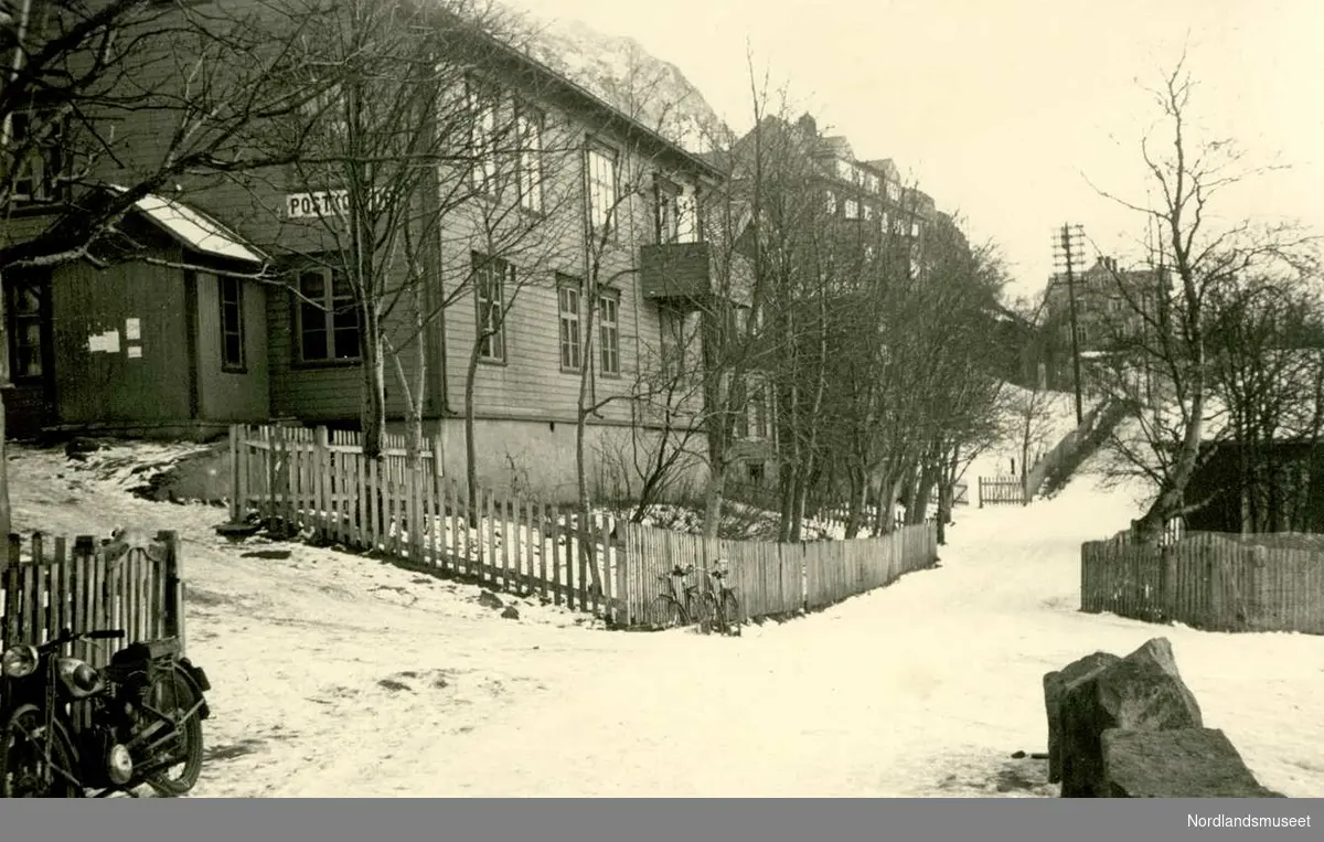 Furulund. 
Postkontoret (noe av det og DKW´n til Amandus Abelsen) 1948. 

Foto Ukjent.