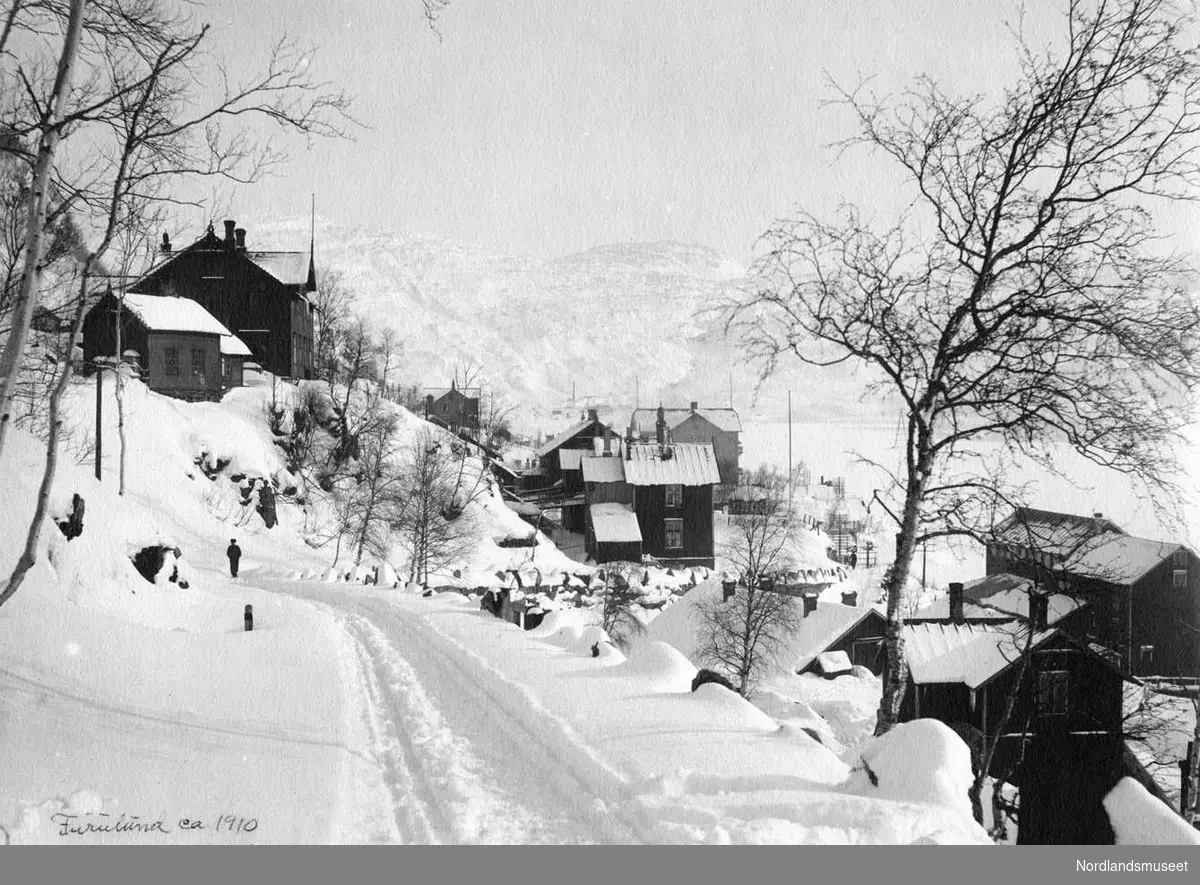 Furulund. 
Vinterstemning 1910. Veien nedover fra Festiviteten til sentrum av Furulund. 

Fotoet er påskrevet N. Helgesen, Bodø.