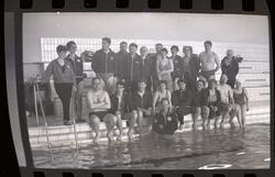 Fotografi av mange menn og kvinner som er med i Fauske svømm