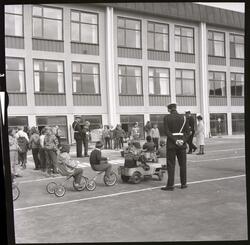 Fotografi av mange barn som står i skolegården til Fauske se