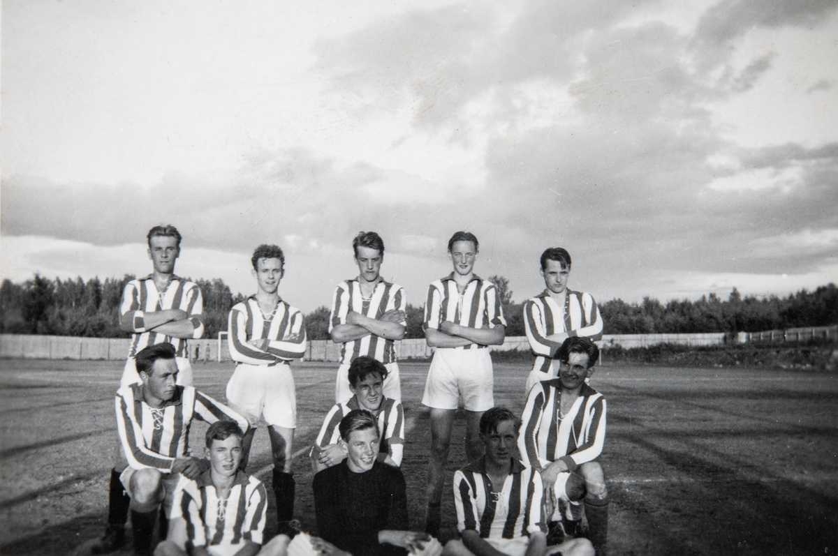 Hjellum AIF. Hjellum's lag mot Stange AIF i 1939. I midten bakerst: Arne Furulund (1919-2002). Knut Furulund nr.1 foran til høyre. Resten av spillerene er ukjente. Fotballag.