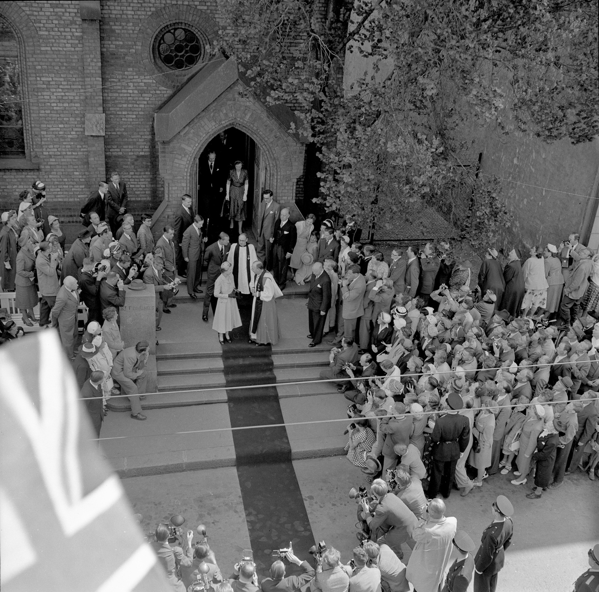 Dronning Elizabeth II på statsbesøk i Norge. Her forlater Dronningen og Prins Philip St. Edmunds Church i Møllergata 30 i Oslo etter en gudstjeneste og tar farvel med biskop og pastor i kirken.
