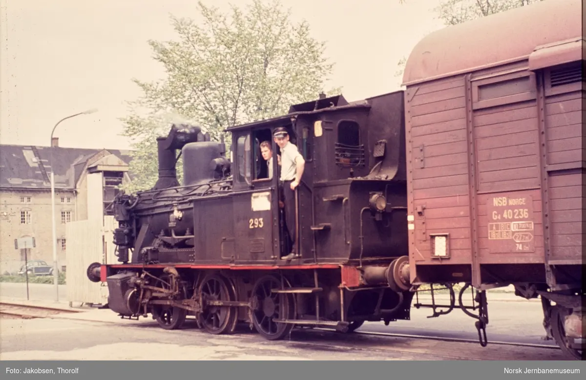 Damplokomotiv type 25a nr. 293 i skiftetjeneste i Konnerudgaten i Drammen