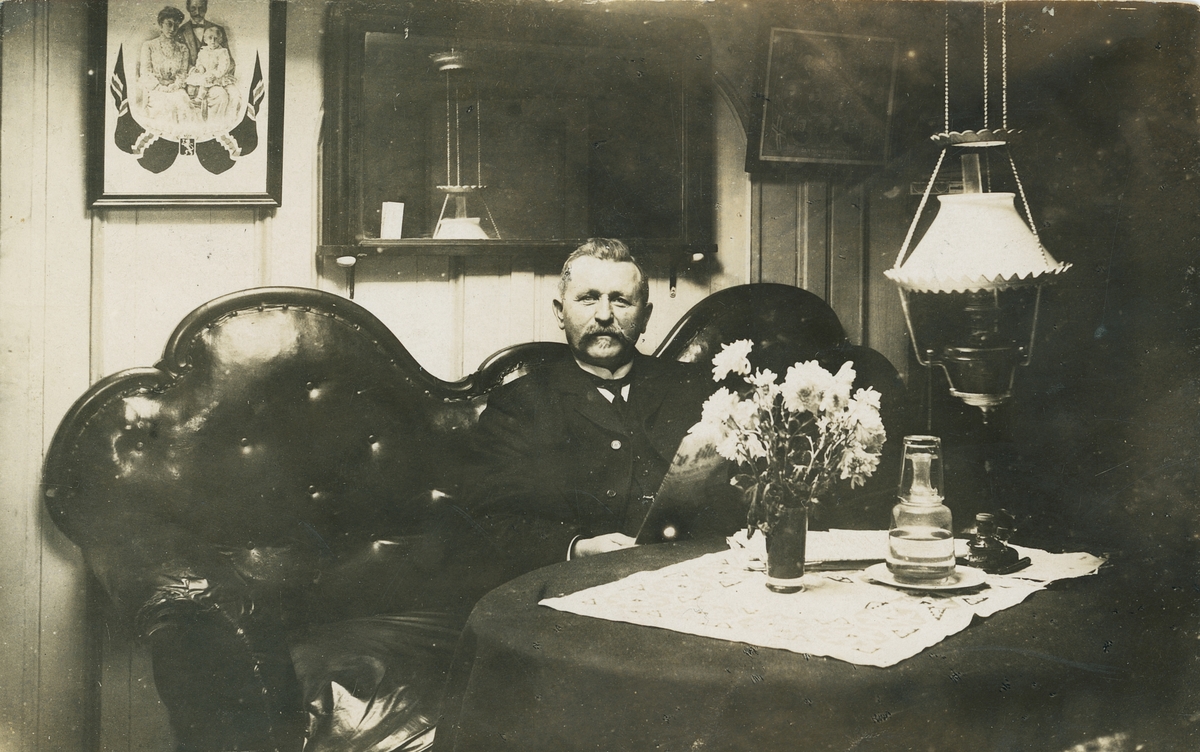 Kaptein Ole Terjesen ombord i salongen på brigg 'Gustava' (b. 1878, Sandvik, Sverige).