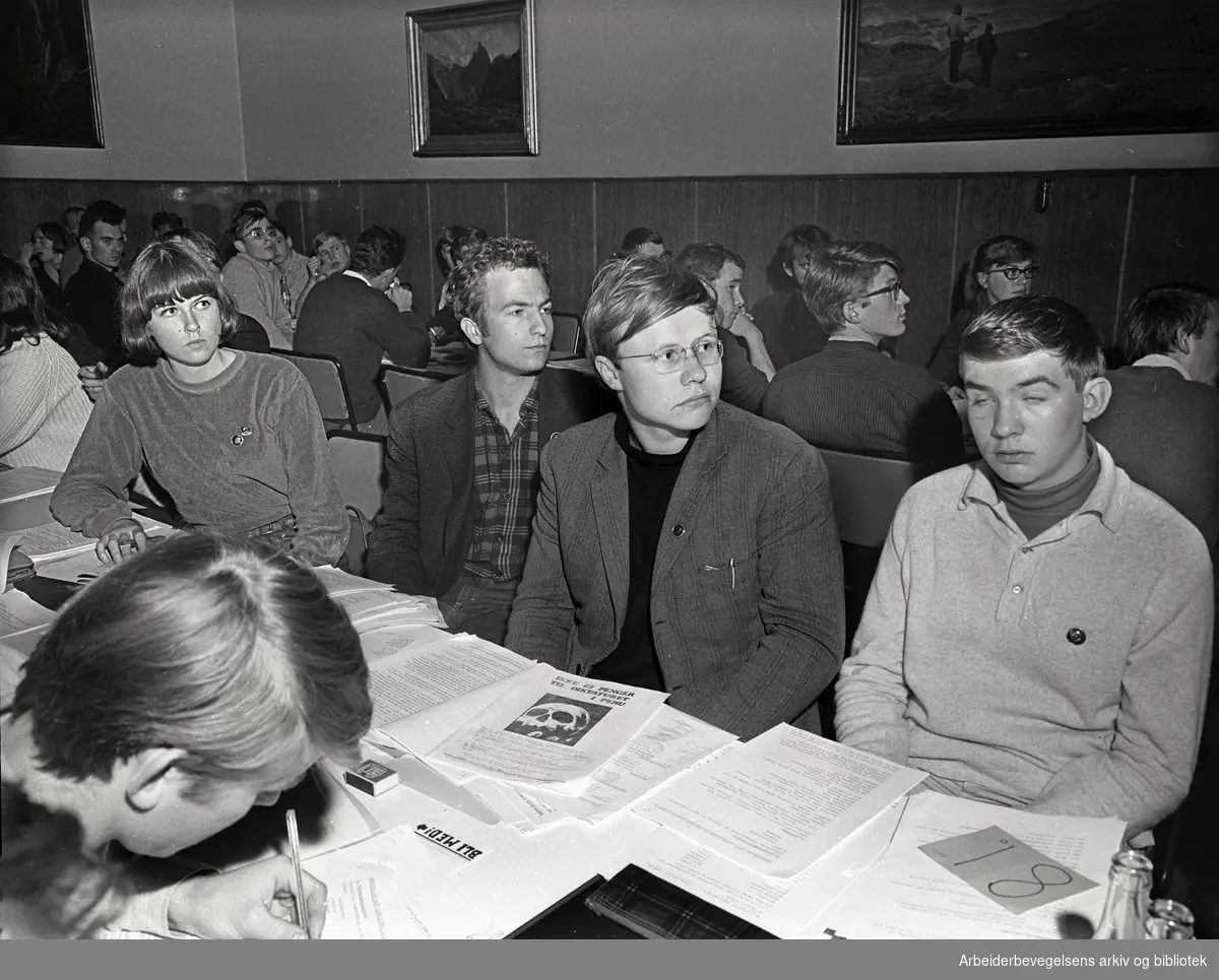 Landsmøte i SUF. 7. oktober 1967. Nummer tre fra høyre: Tron Øgrim.