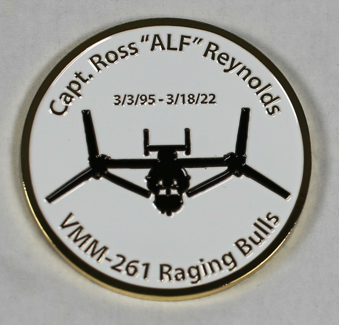 Forsiden av mynten viser en Bell Boeing V-22 Osprey, i siluett sett forfra. Baksiden er tegning av et oksehode. 