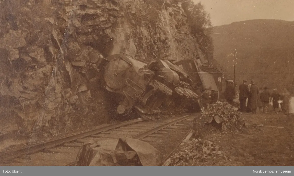 Avsporet damplokomotiv type 19a, etter at godstoget fra Bergen, tog 690,  har kjørt inn i et steinras ved km 412,1 mellom Bolstadøyri og Evanger stasjoner på Bergensbanen