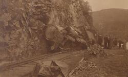 Avsporet damplokomotiv type 19a, etter at godstoget fra Berg
