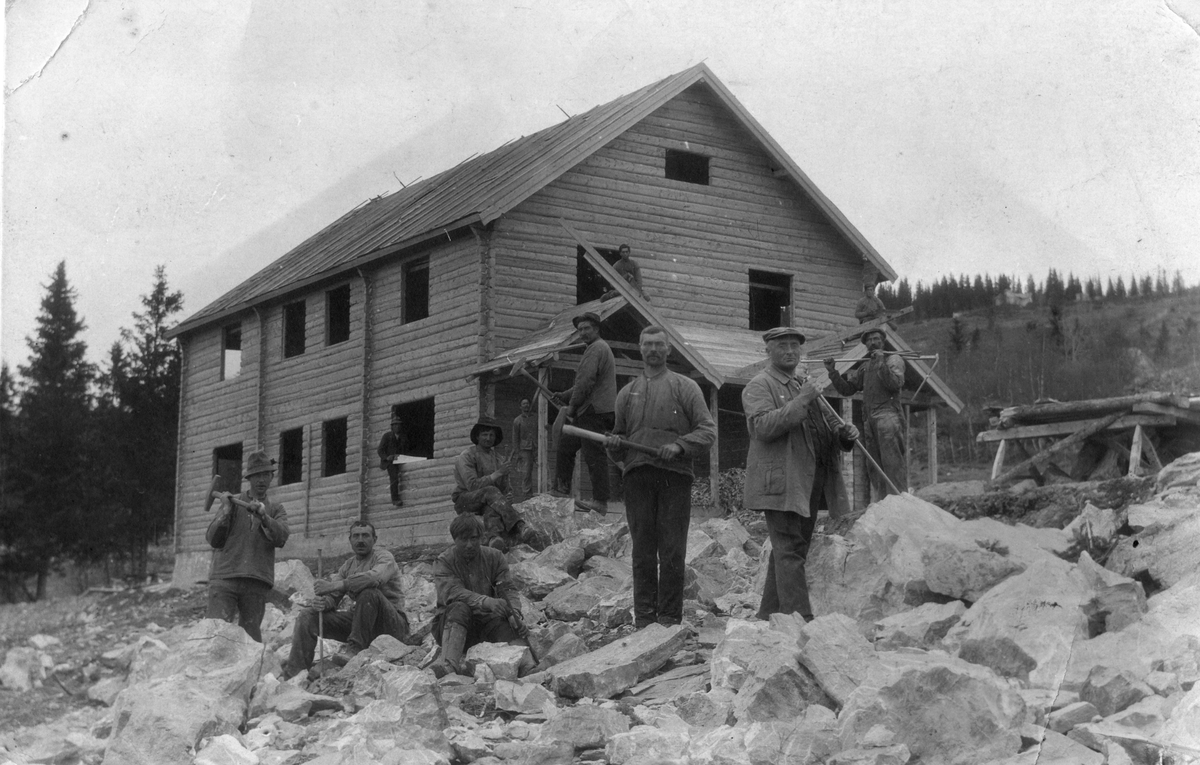 Bygningsarbeid på Berge gard i Skrautvål